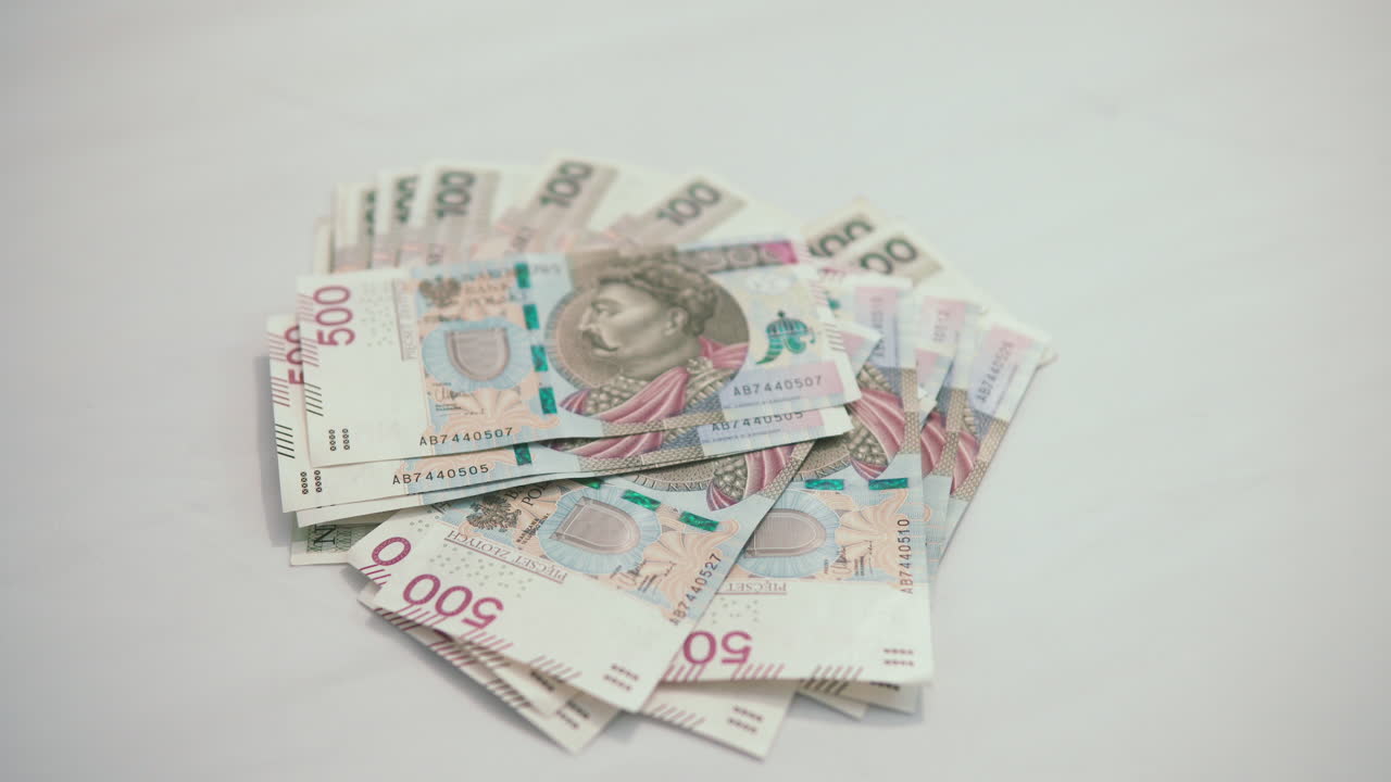 centrarse en: un lote de 500 zloty polacos, tumbarse en el centro de la mesa blanca