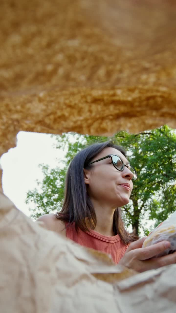 공원에서 점심을 먹는 여자