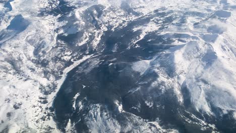 aérea por encima de invierno paisaje cadenas montañosas