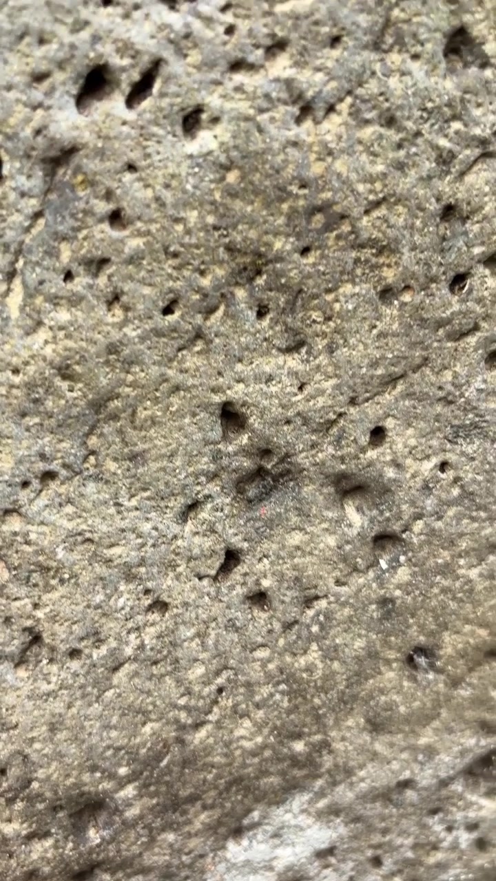 Texture in primo piano di superficie di roccia vulcanica porosa