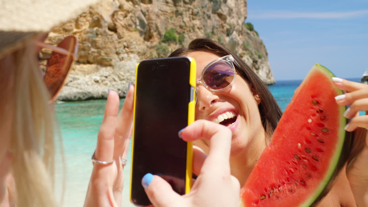 una mujer joven atractiva de pie