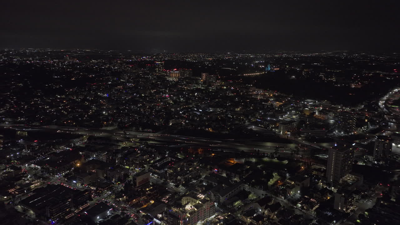 샌디에고 캘리포니아 공중 v113 드론 비행 작은 이탈리아는 밤 시내 도시 풍경, 고속도로 교통, 공항에 비행기 착륙 - 매빅 3 시네로 촬영 - 2022년 9월
