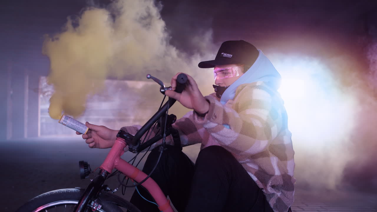 담배와 자전거를 특징으로 한 역동적이고 활기찬 도시 장면