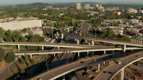 Toma-Aérea-Sobre-Un-Complicado-Puente-Que-Se-Acerca-A-La-Intersección-Fremont-Portland-Oregon