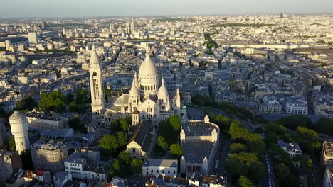 Luftaufnahme-Der-Basilika-Sacre-Coeur.-Berühmtes-Religiöses-Wahrzeichen-Auf-Dem-Gipfel-Des-Montmartre-In-Der-Späten-Nachmittagssonne.-Paris,-Frankreich
