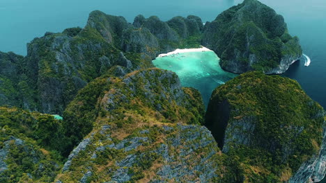 vista aérea de la icónica laguna pileh de agua turquesa tropical rodeada de acantilados de piedra caliza, islas phi phi, tailandia