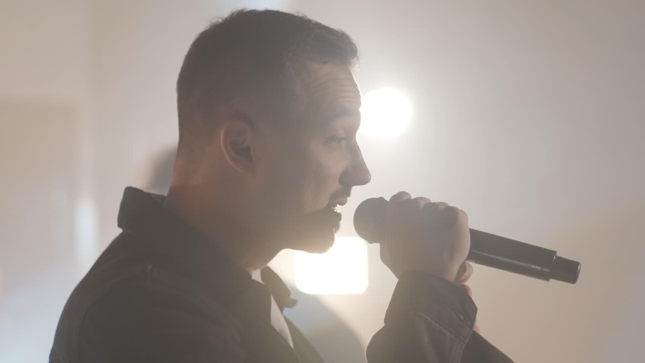 Esibizione dal vivo di una band con Cantante, Bassista, Pianista, Batterista e Chitarrista