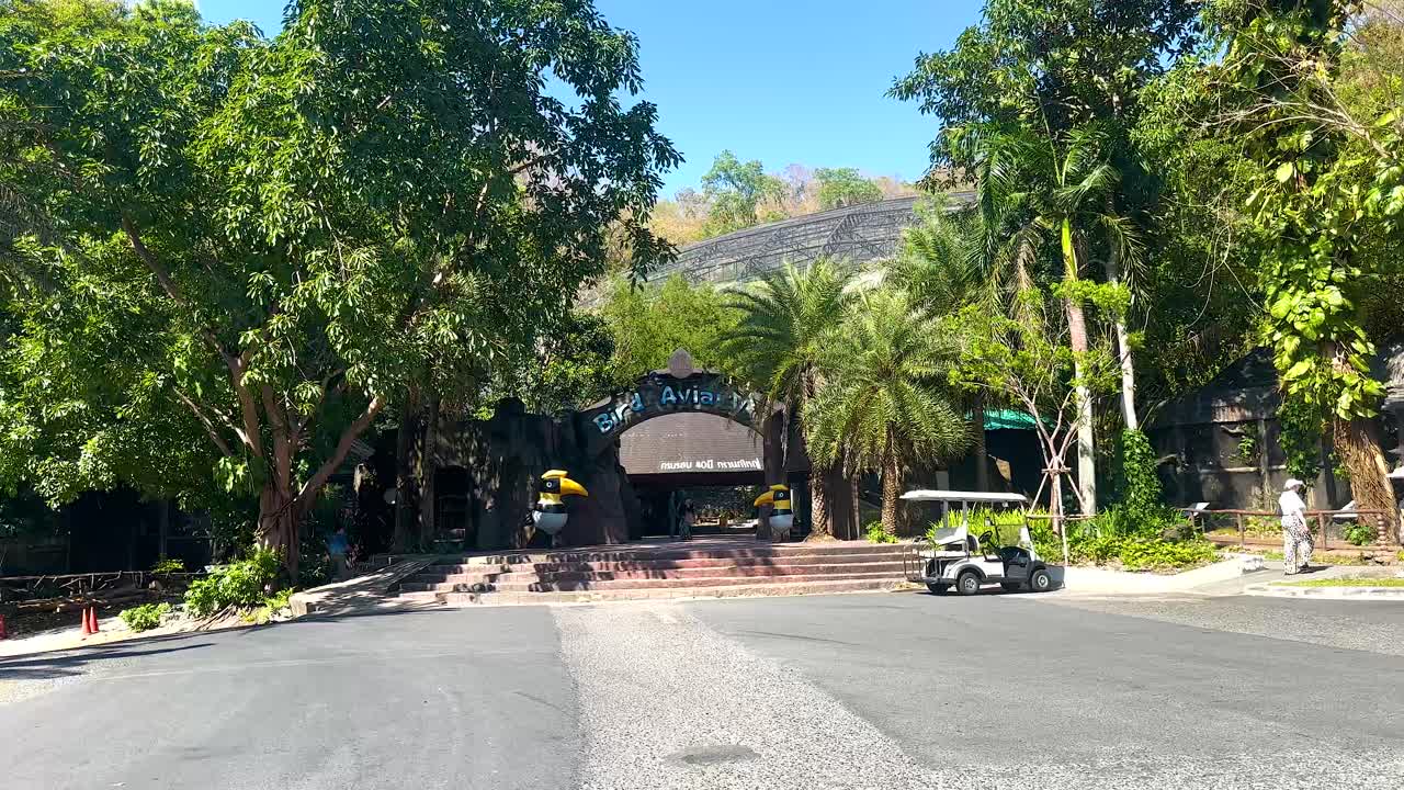 동물원 입구 근처에 이동하는 골프 카트