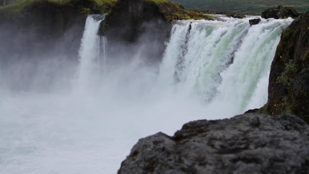cascada de islandia que fluye a la luz del día