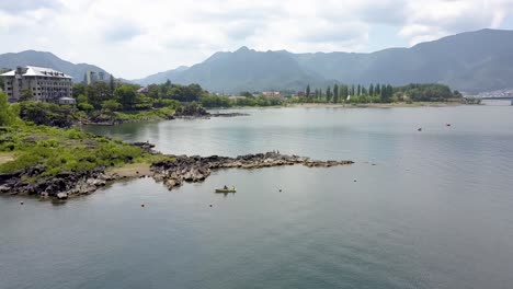 Vista-Aérea-De-La-Gente-De-La-Playa-De-Minamitsuru-Pescando