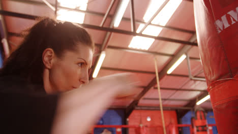 Karatespieler-Schlägt-Auf-Einen-Boxsack-Ein