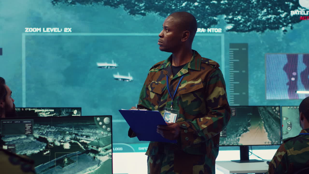 el capitán de la marina supervisa la recopilación de datos importantes para una misión de defensa nacional.