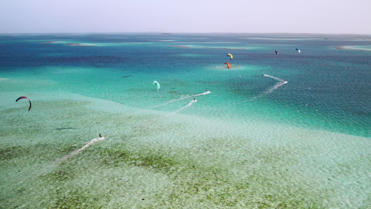 카이트 서퍼 들 은 아름다운 공중 풍경 에서 은 푸른 물 위 에 미끄러져 있다