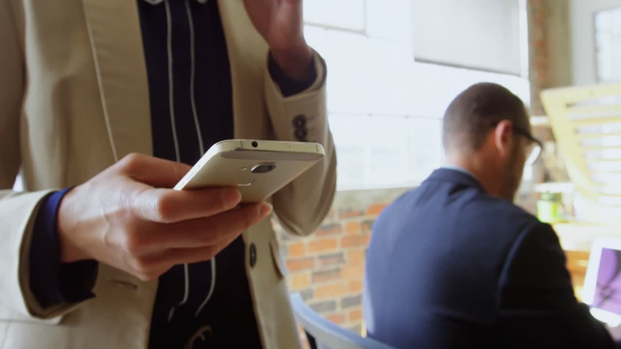 사무실에서  ⁇ 드폰을 사용하는 임원 4k