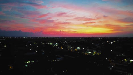 Imágenes-Cinematográficas-De-Drones-Para-La-Ciudad-De-Denpasar-Por-La-Noche-Con-Casas-Y-Puesta-De-Sol-En-Bali-Usando-Full-Hd-1080p