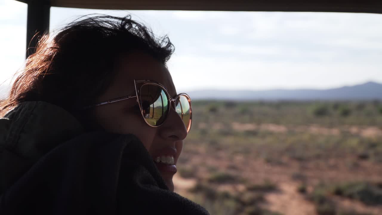 mujer durante una gira de safari mirando el desierto
