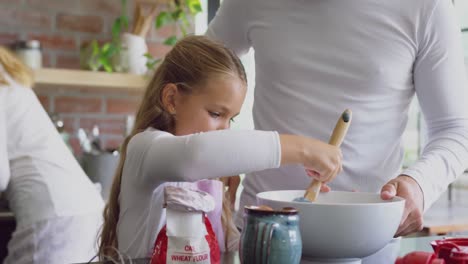 padre e hija preparando galletas en la encimera de la cocina en casa 4k