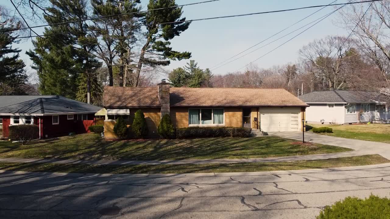 mavic mini drone despegando de la parte trasera de un camión