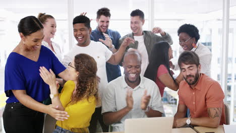 equipo celebrando el éxito en la oficina