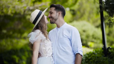 una pareja en un parque.