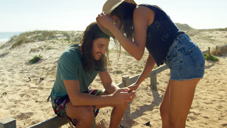 pareja usando teléfono móvil en la playa 4k