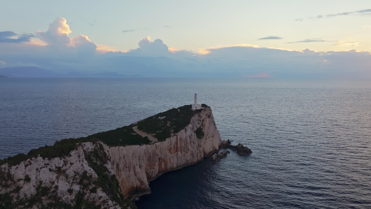 Ripresa aerea di un promontorio roccioso e faro al tramonto, Lefkada, Grecia