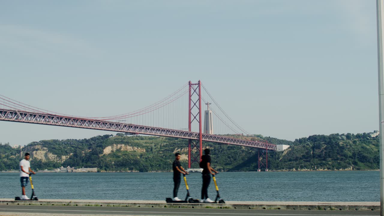 리스본의 25 de abril 다리, 전기 스쿠터