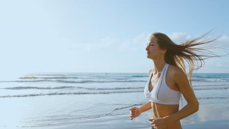 Una-Mujer-Joven-Con-Una-Figura-Esbelta-Se-Dedica-A-Gimnasia-En-El-Mar-Al-Amanecer.-Ella-Hace-Una-Carrera-A-Lo-Largo-De-La-Costa-Del-Mar.-Secuencia-De-Disparos-Con-Estabilizador-De-Cámara.-Cámara-Steadicam-En-Cámara-Lenta.