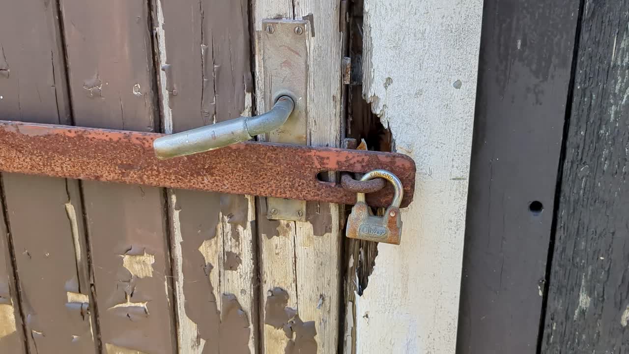 4k 60fps 잠겨있는 창고 문, 어진 페인트와 빈티지 박 - 트럭