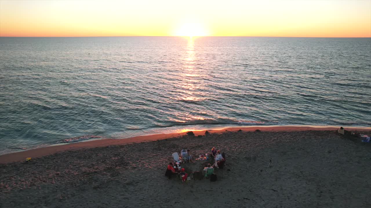 플로리다에는 아름다운 풍경이 있었습니다. 물 위에서 해가 지는 모습이었습니다.