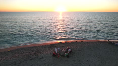 Había-Una-Hermosa-Vista-En-Florida:-Una-Puesta-De-Sol-Sobre-Un-Cuerpo-De-Agua