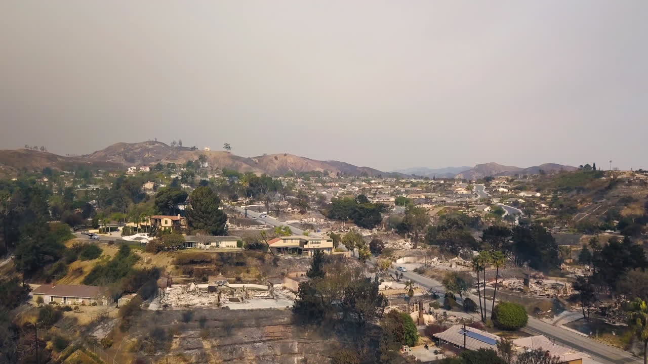 Vista aerea di case sulle colline distrutte dal fuoco a Ventura, California, in seguito all'incendio Thomas 11