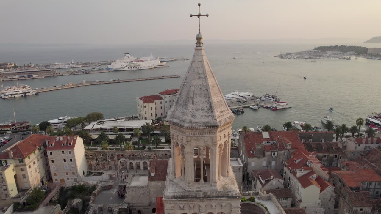 órbita aérea alrededor de la catedral de san domnio al atardecer, split, croacia