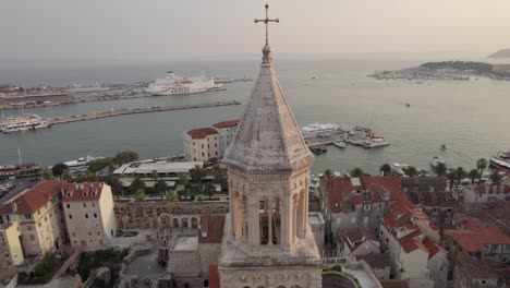 Luftumlaufbahn-Um-Die-Kathedrale-Des-Heiligen-Domnius-Bei-Sonnenuntergang,-Split,-Kroatien