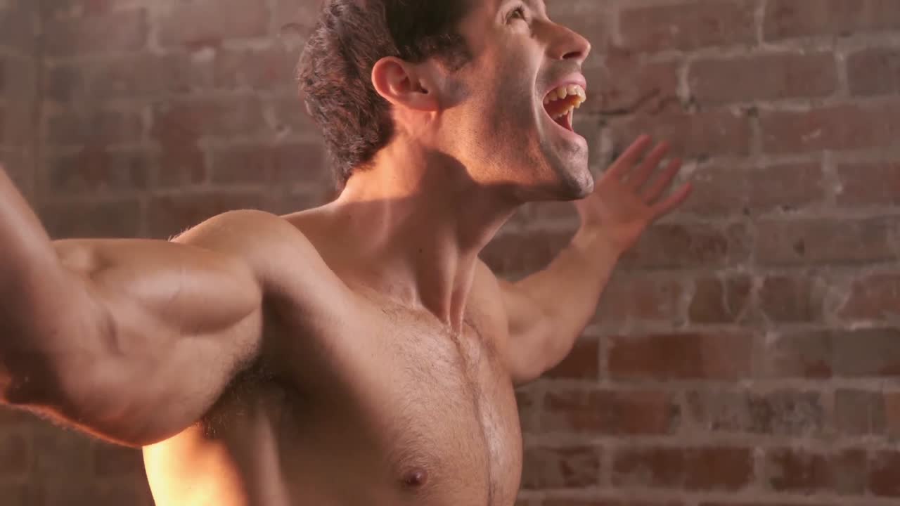 체육관에서 소리를 지르는 체력 있는 남자