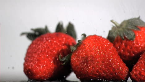 gotas en cámara súper lenta cayendo sobre las fresas