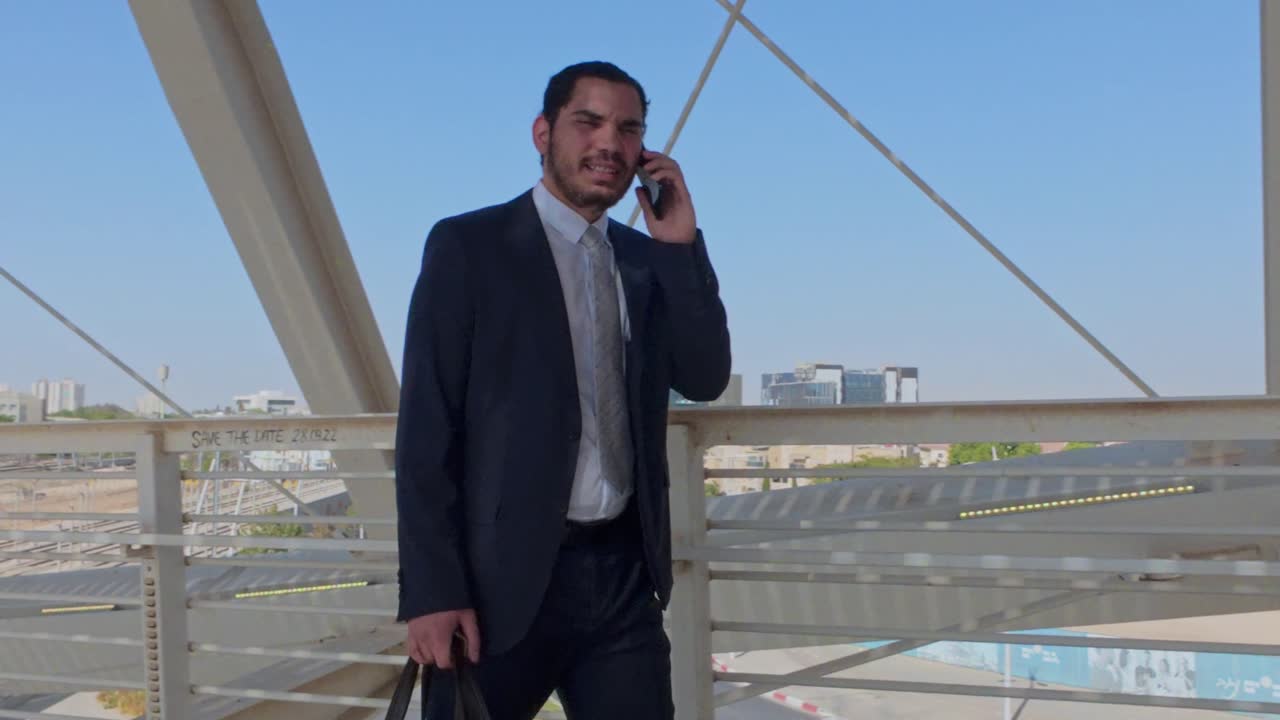 Empresário Apoiado em um Corrimão Enquanto Faz uma Chamada Telefônica