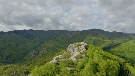 luftaufnahme vom belintash-plateau in den rhodope-bergen an einem bewölkten tag