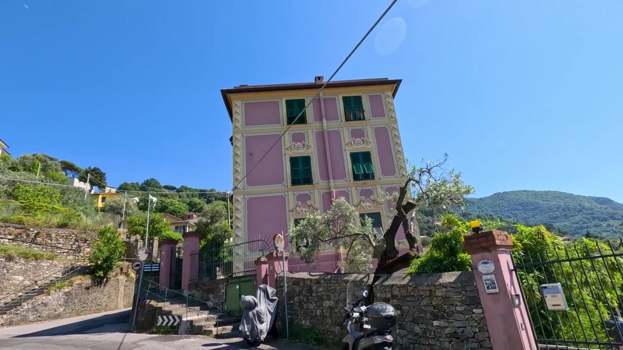 Jízda po malebné silnici italskou vesnicí