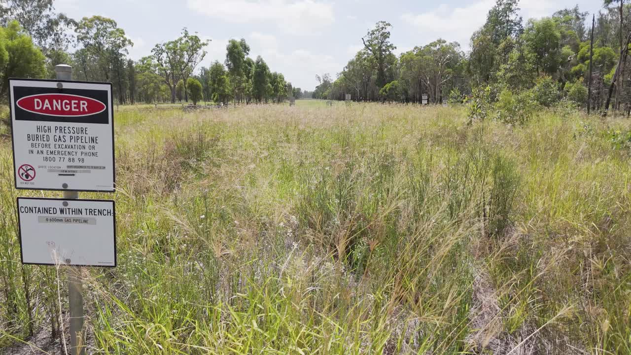 묻힌 천연 가스 파이프라인에 대한 위험 표지판 경고
