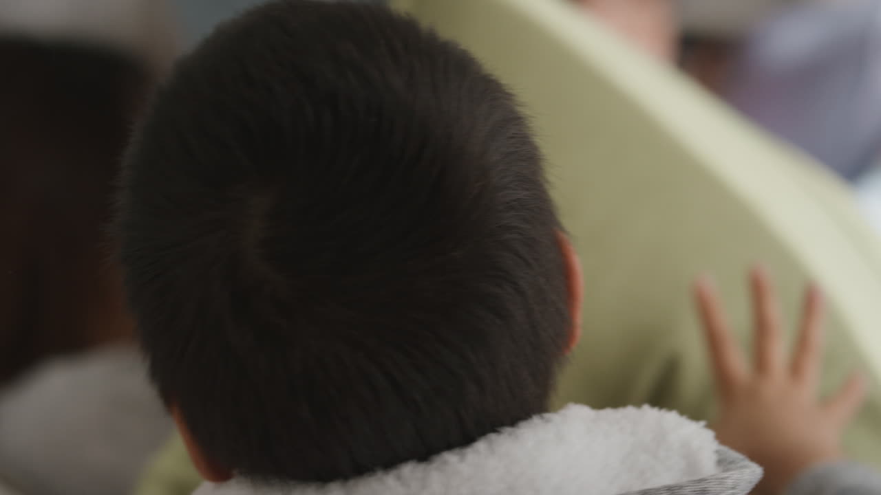 재미있는 작은 아시아 소년 웃고 가족과 베개 싸움을하고 부모와 함께 집에서 미친 게임을하고 함께 재미를 느끼고 4k