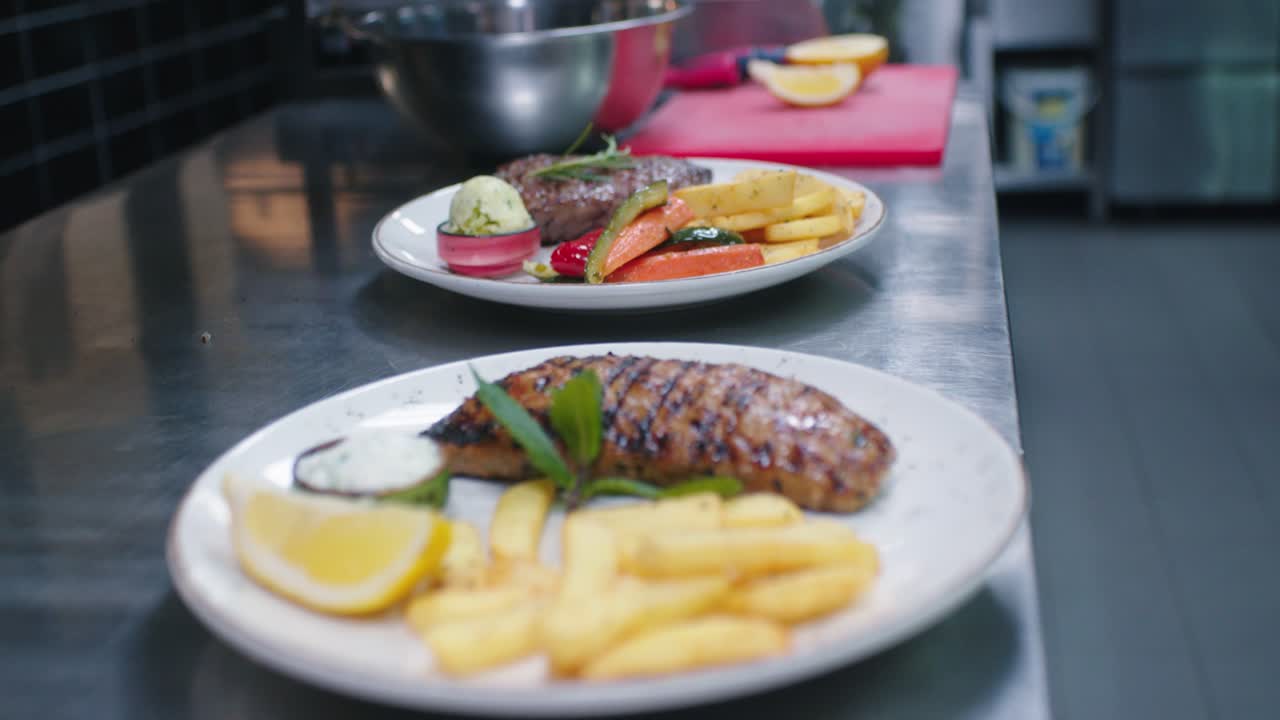 sirviendo la comida terminada en los platos de las cocinas