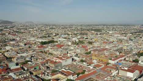 vista aérea de la ciudad latinoamericana densamente poblada