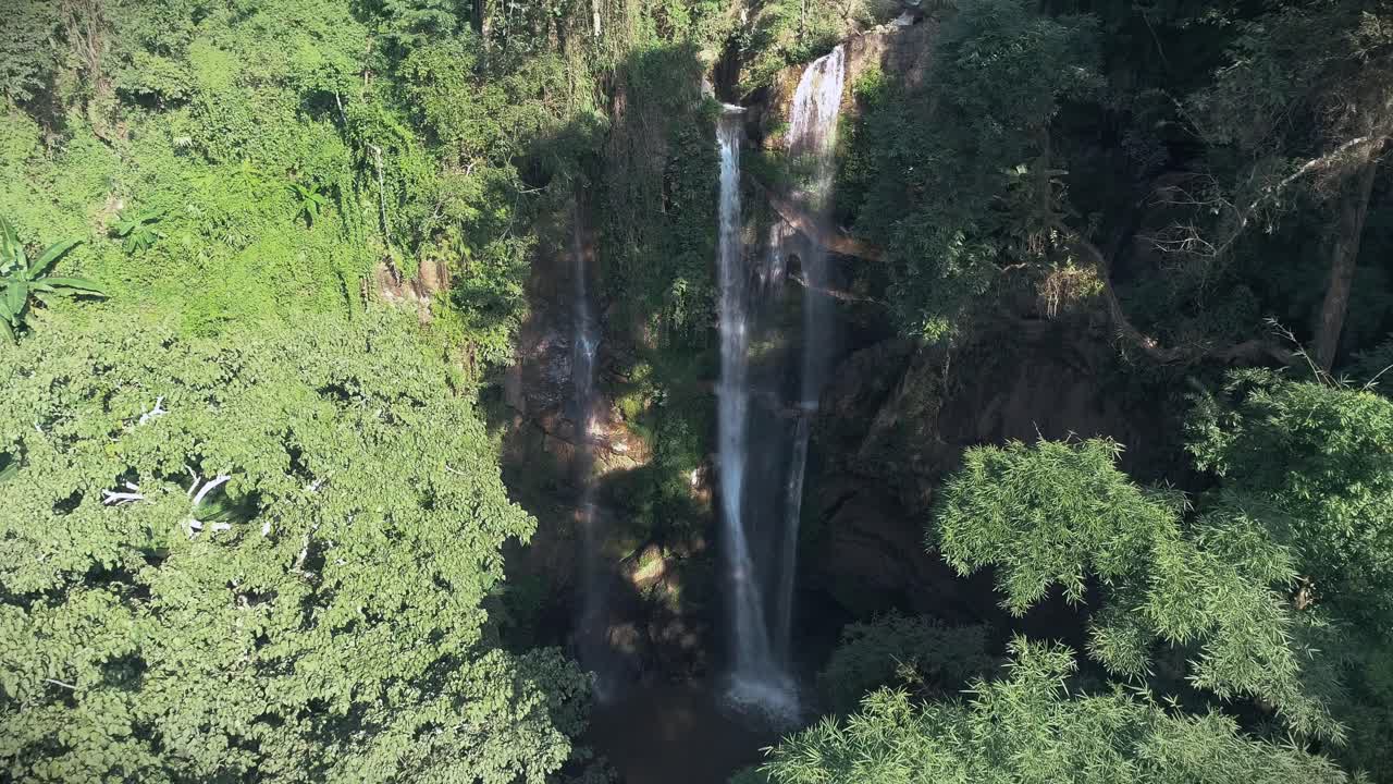 vista aérea de una cascada exuberante en un bosque tropical