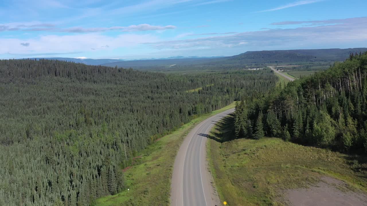 el drone de la autopista de alaska captura el impresionante paisaje del bosque boreal