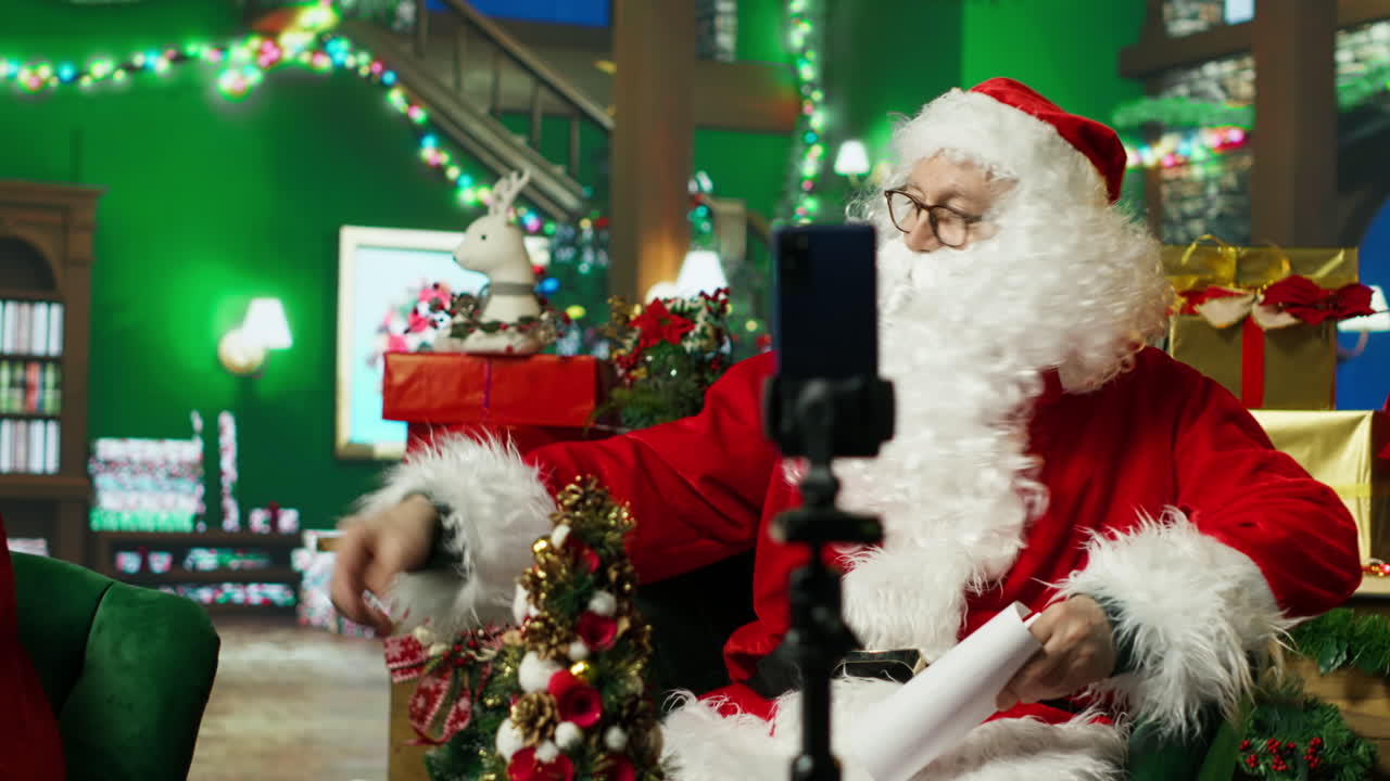산타클로스가 비디오 통화를 하고 있습니다.