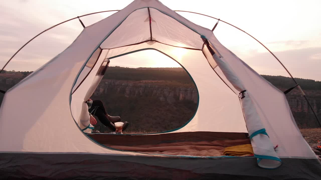 터키 kastamonu sırçalı 계곡의 계곡 캠프 쪽에서 커피를 준비하는 소녀
