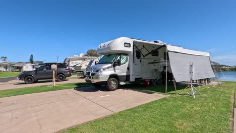 estacionamiento de caravanas y configuración del campamento en curso