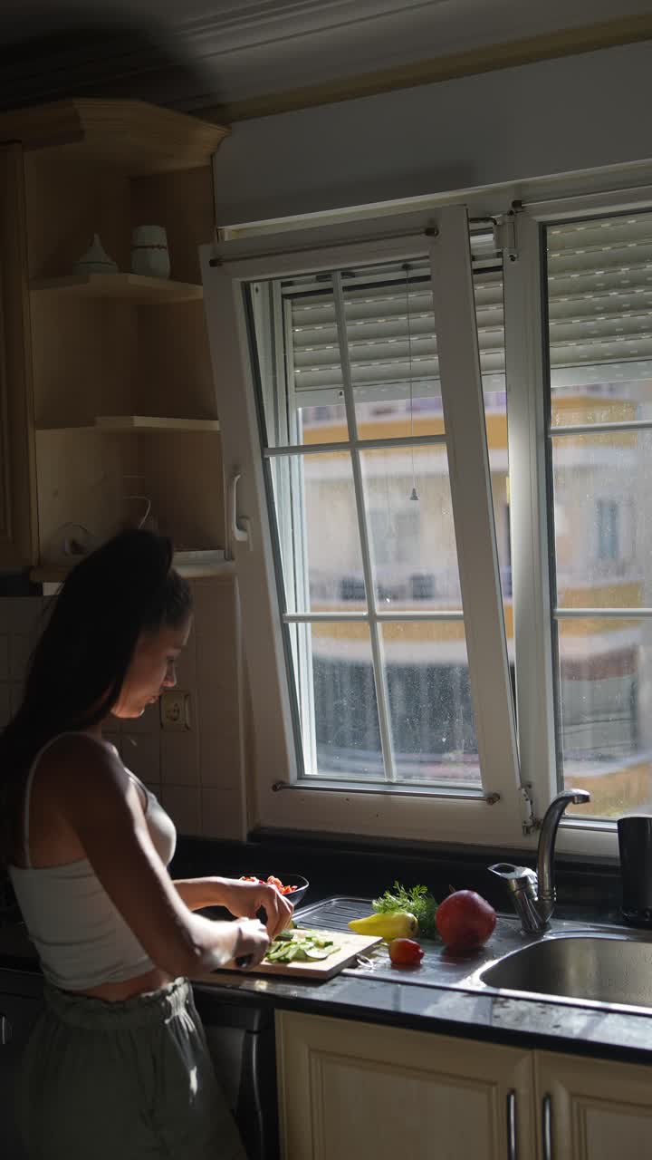 mujer preparando una ensalada en una cocina