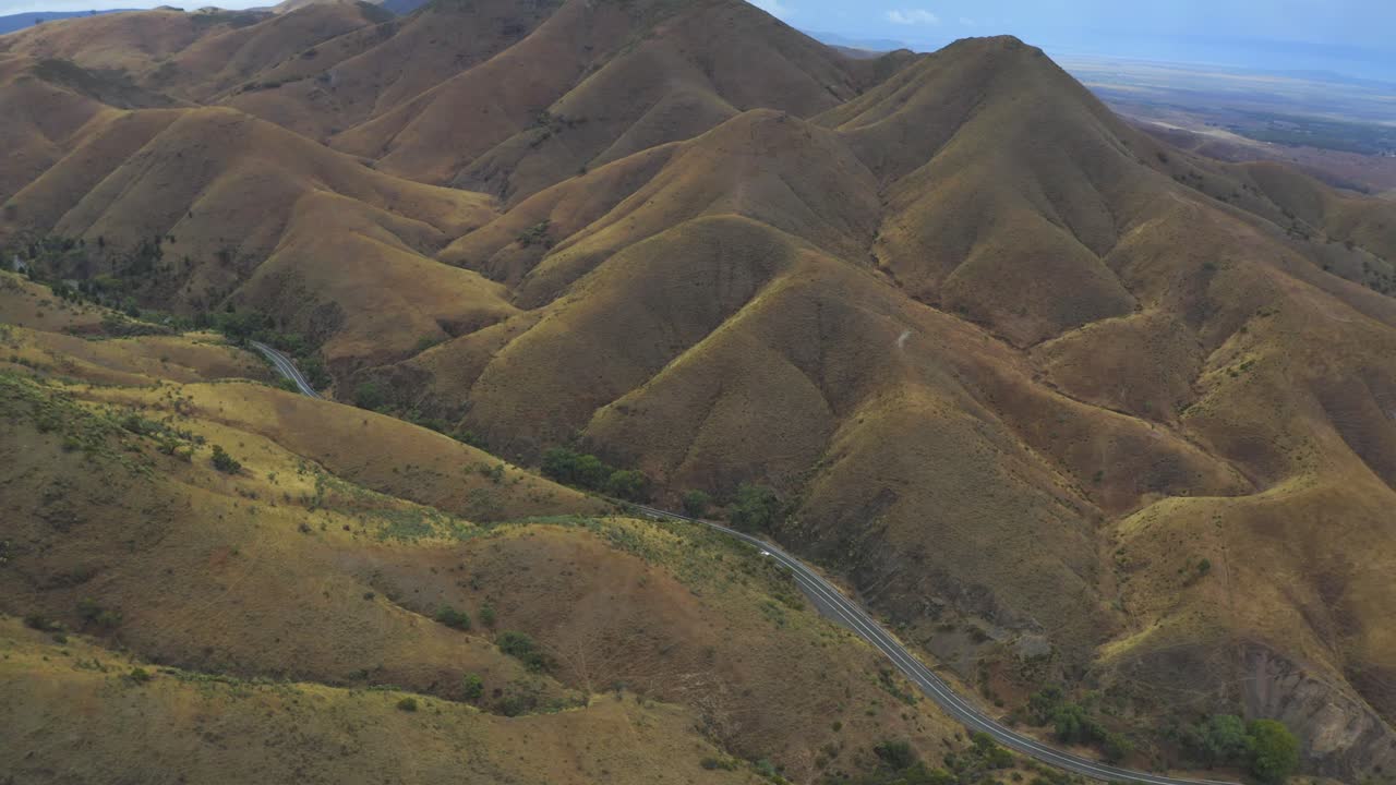 vista aérea de un avión no tripulado de la vasta tierra de las cordilleras de flinders, australia del sur